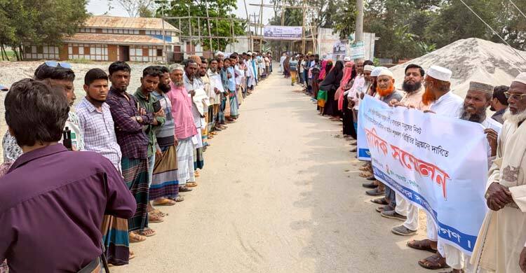 পটুয়াখালীতে বিএনপি নেতার বিরুদ্ধে চাঁদাবাজির অভিযোগে সড়কে স্থানীয়রা