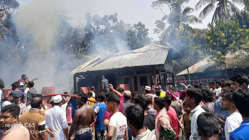 উজিরপুরে আগুনে ৫ পরিবারের স্বপ্ন পুড়ে ছাই