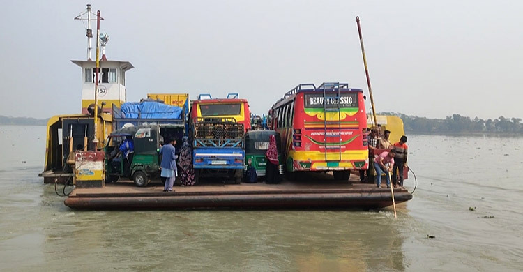 মীরগঞ্জ-মুলাদী নদীপথ: ১২ মিনিটের পথ ৩৫ মিনিটে পাড়ি দিচ্ছে ফেরি