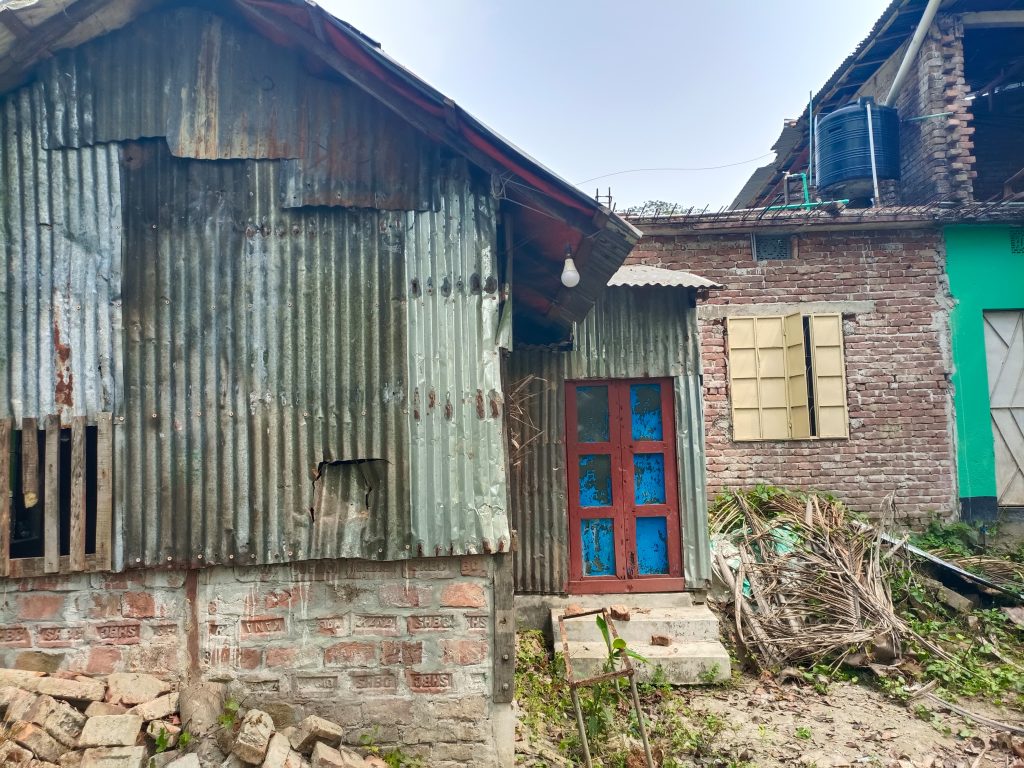 বাউফল প্রেসক্লাবের সাবেক সভাপতির বাড়িতে গভীর রাতে হামলা