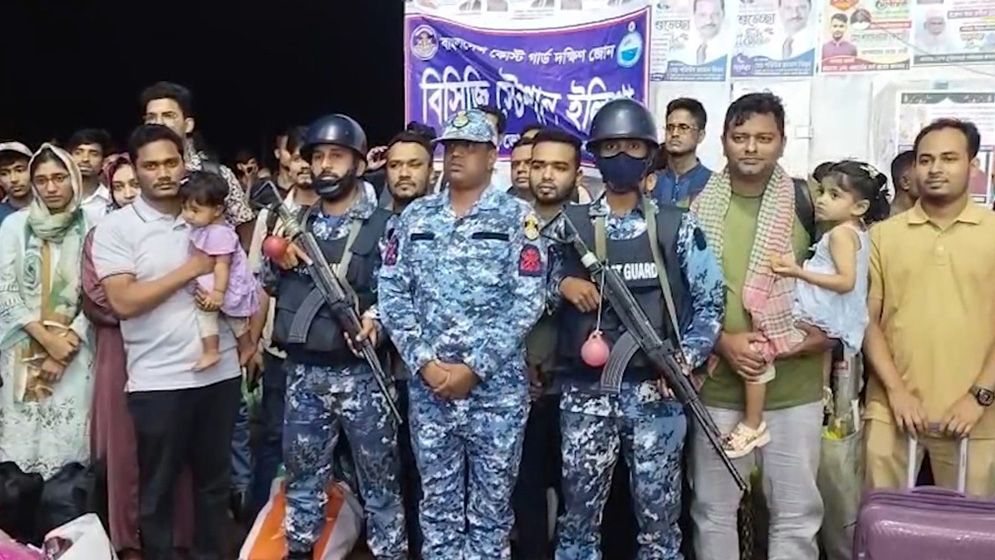 চরে ২৪ ঘণ্টা আটকে ছিলেন শতাধিক লঞ্চযাত্রী