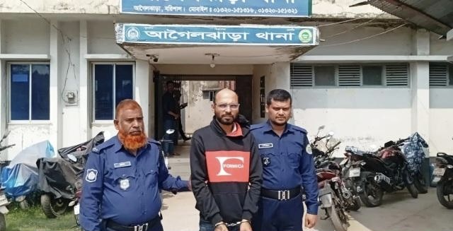 আগৈলঝাড়ায় জামিনে মুক্তি পেয়ে মাথার চুল কেটে কর্মচারীকে নি*র্যা*তন, মালিক গ্রেপ্তার