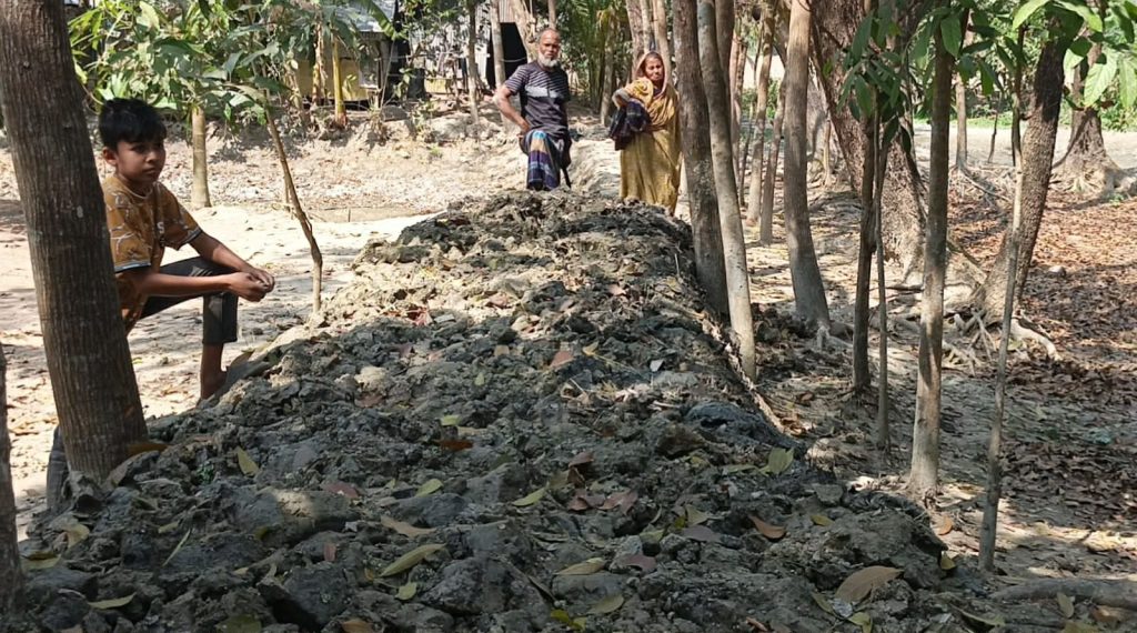 বাউফলে মসজিদের জায়গা দখল করে রাস্তা নির্মানের অভিযোগ