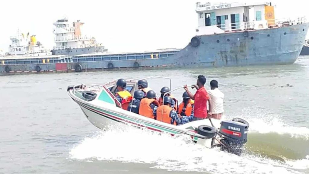 মেঘনায় অবৈধভাবে বালু উত্তোলন, ১৪ ড্রেজারের নথিপত্র জব্দ