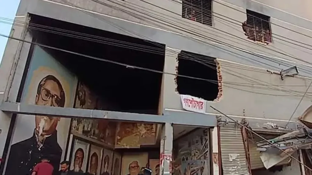 আ.লীগের ভাঙা অফিসে বেজে উঠল ৭ মার্চের ভাষণ 