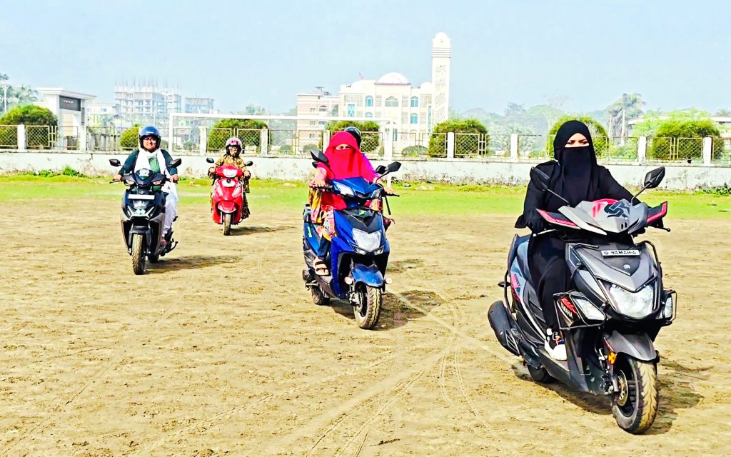 নারী দিবস: পটুয়াখালীর পাপড়ির হাত ধরেই জীবনে এল গতি