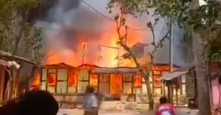 পটুয়াখালীতে মাদকের টাকার জন্য নিজের বসতঘরে আগুন, যুবক আটক