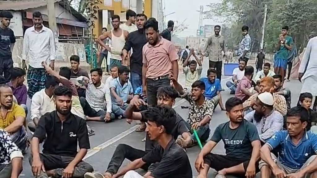 ভোলায় বাস-অটোরিকশা শ্রমিকদের সংঘর্ষ, ৫ ঘণ্টা বন্ধের পর চলাচল
