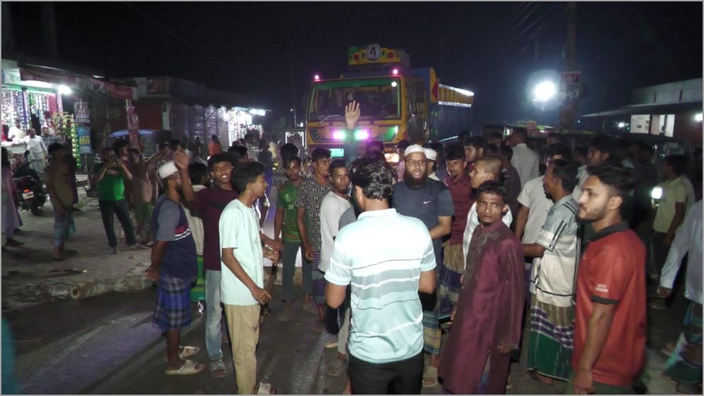 ভোলায় ট্রাকচাপায় পথচারী নিহতে সড়ক অবরোধ করে স্থানীয়দের বিক্ষোভ