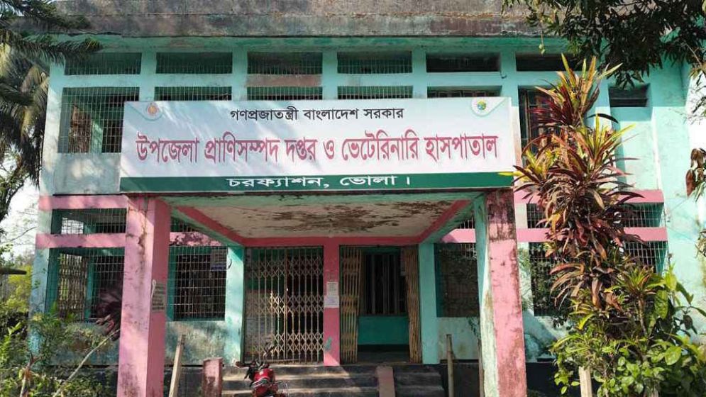 সর্ষের ভেতরে ভূত,চরফ্যাশনে  সরকারি ভ্যাকসিন বেশি দামে বিক্রি করছেন কর্মকর্তারা