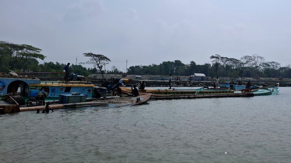 ছাত্রদল নেতার নেতৃত্বে তেঁতুলিয়া নদীতে বালু উত্তোলন, ঝুঁকিতে লক্ষাধিক মানুষ