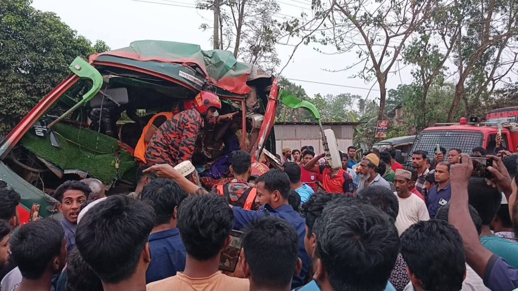 ঢাকা-বরিশাল মহাসড়কের উজিরপুরে যাত্রিবাহী দুই বাসের মুখোমুখি সংঘর্ষে চালকসহ অন্তত ৮ জন আহত