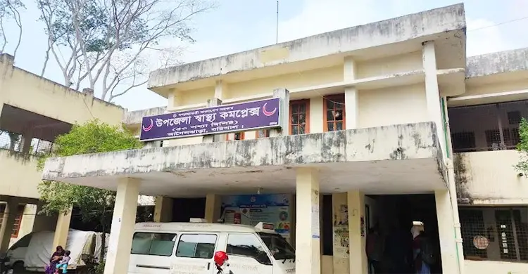 আগৈলঝাড়ায় ছেলের হামলায় পরকীয়ায় আসক্ত বাবা হাসপাতালে