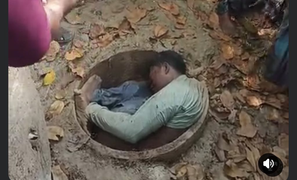 হিজলায় পরিত্যক্ত টয়লেটের ট্যাংকি থেকে যুবকের মরদেহ উদ্ধার
