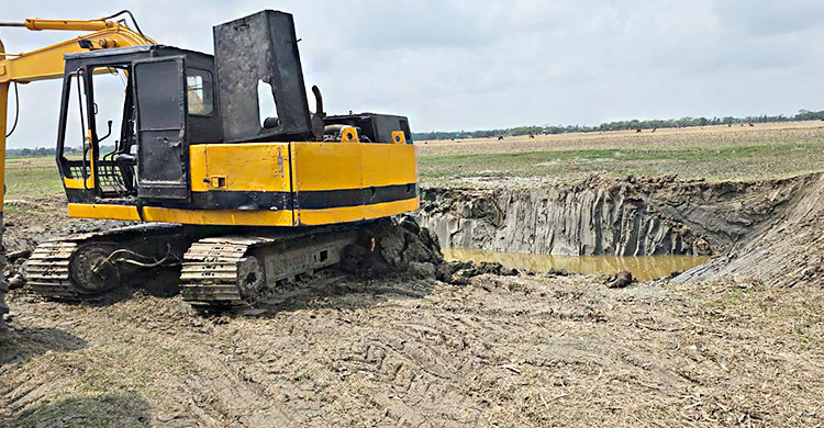 কলাপাড়ায় ফসলি জমির মাটি বিক্রি, বিক্রেতার লাখ টাকা জরিমানা কলাপাড়ায় ফসলি জমির মাটি বিক্রি, বিক্রেতার লাখ টাকা জরিমানা