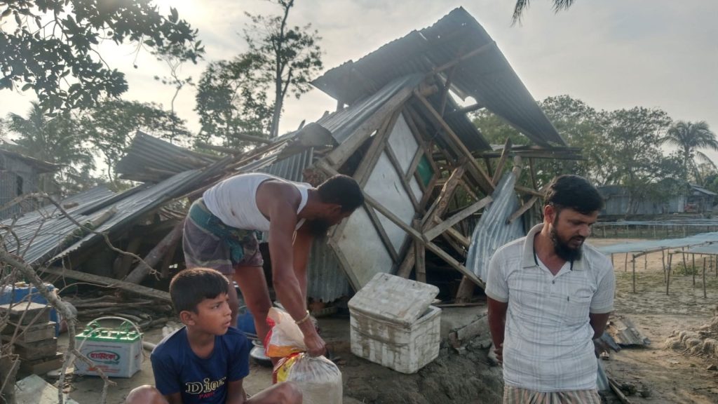 চরফ্যাশনে রাতের ঝড়ে অর্ধশতাধিক ঘর বিধ্বস্ত, খোলা আকাশের নিচে বহু পরিবার