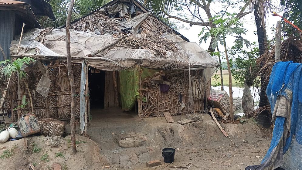দুই ঘণ্টা সাগরে সাঁতার কেটে বাবার লাশ নিয়ে বাড়ি ফিরলেন ২ ছেলে