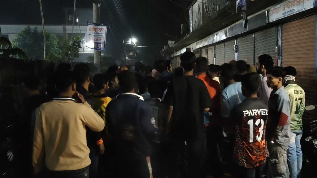 পিরোজপুরে ঈদ পরবর্তী প্রীতি ফুটবল ম্যাচ: খেলার সময় হাতাহাতি, উত্তাপ ছড়ালো মাঠের বাইরেও