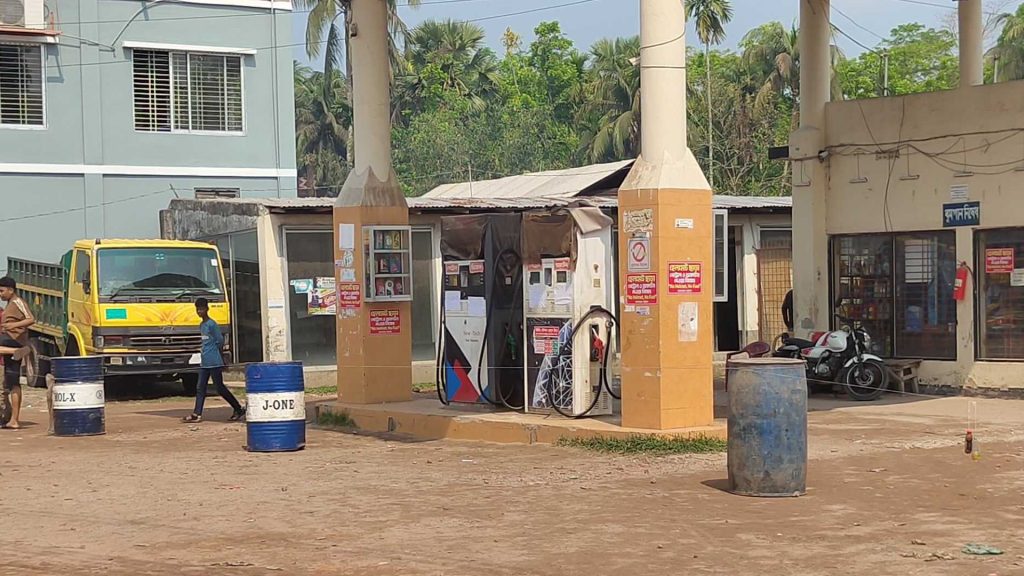 তেল সংকটে পিরোজপুরে বন্ধ ফিলিং স্টেশন, ভোগান্তিতে চালকরা