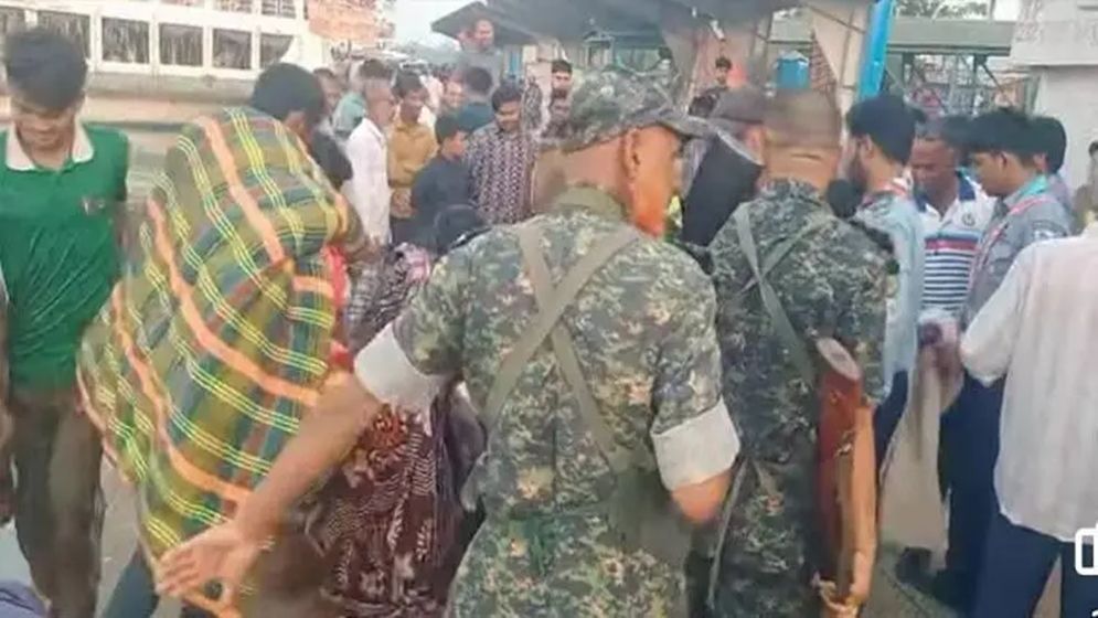 পটুয়াখালীতে ৫ লঞ্চ থেকে শতাধিক তোশক জব্দ
