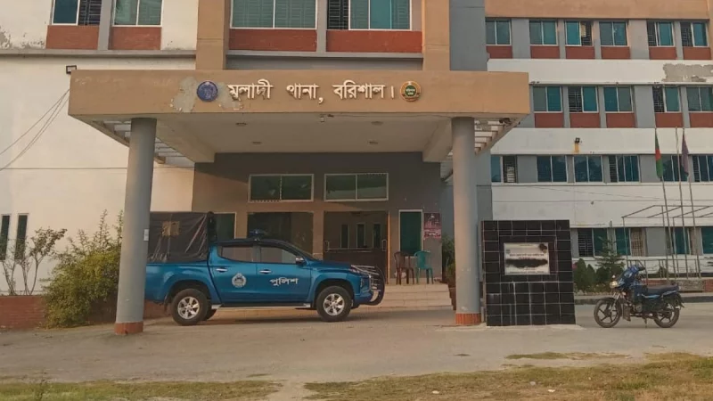 মুলাদীতে সকালে হাতকড়াসহ আসামি ছিনতাই, রাতে গ্রে প্তা র