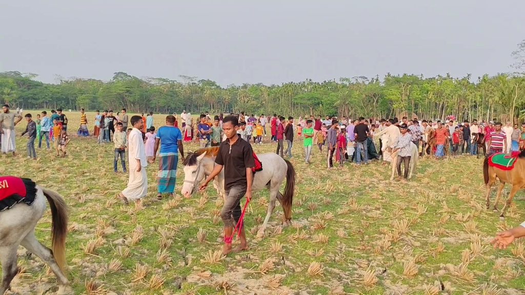 পবিত্র ঈদুল ফিতর উপলক্ষে ঝালকাঠিতে ঐতিহ্যবাহী ঘোরদৌঁড় অনুষ্ঠিত 