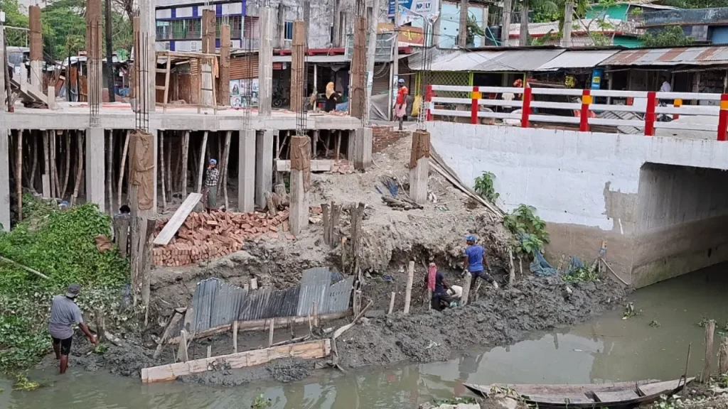 খাল দখল করে বহুতল ভবন নির্মাণ 