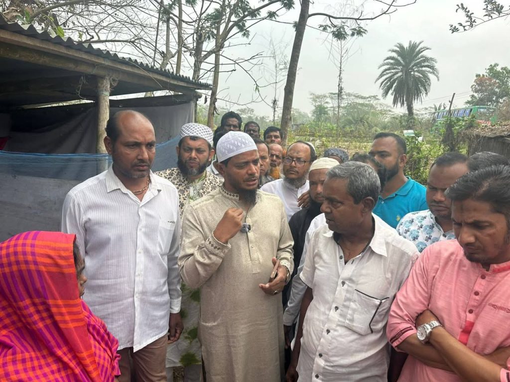 বাউফলে প্রতিমা ভাঙচুর হওয়া কালীমাতা মন্দির পরিদর্শনে এমপি