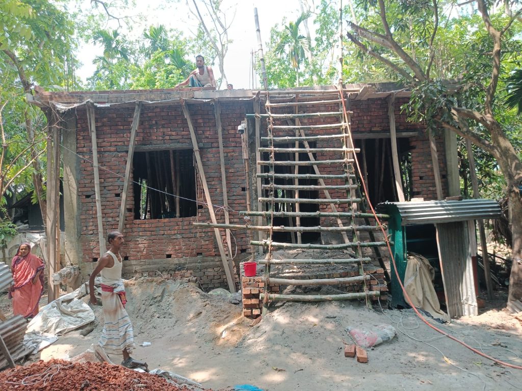 আদালতের আদেশকে বৃদ্ধাঙ্গুলি দেখিয়েবাউফলে পাকা ভবন নির্মাণের অভিযোগ