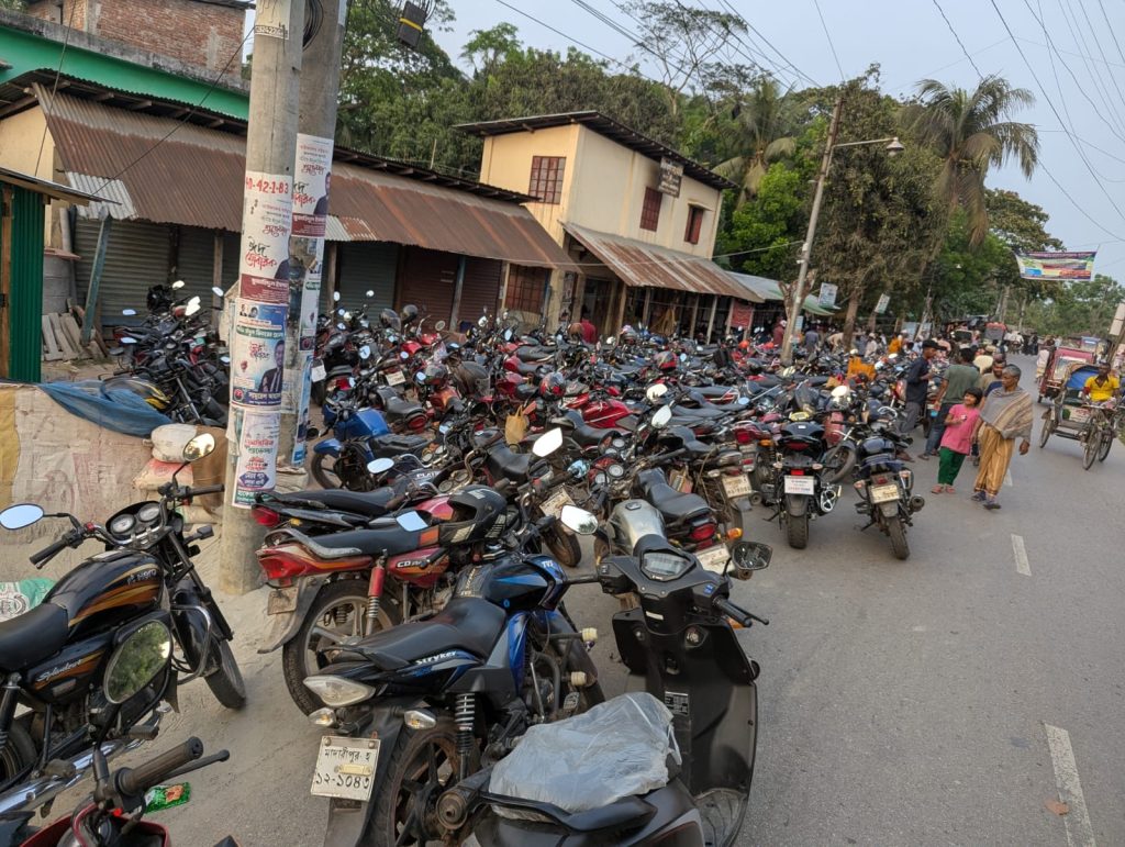 জ্বালানি তেল সংকটবাউফলে ভাড়ায় চালিত মোটরসাইকেল চালকরা বিপাকে