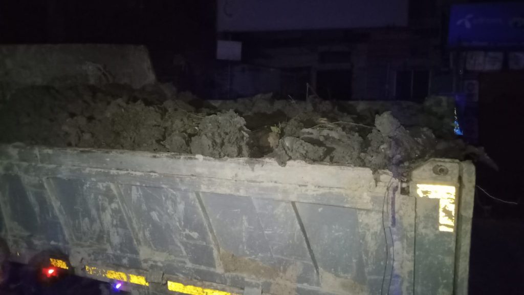 বাবুগঞ্জে বিএনপির পরিচয় দিয়ে রাতের আঁধারে খালের মাটি কেটে ইটভাটায় বিক্রি