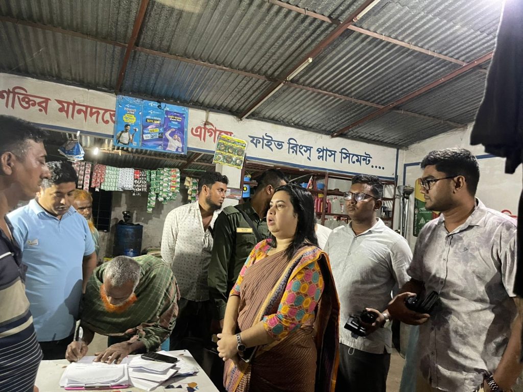 এনএসআই এর তথ্যের ভিত্তিতে বরিশালের বাবুগঞ্জে অবৈধভাবে ডিজেল ও পেট্রোল মজুদের অপরাধে ০২ টি প্রতিষ্ঠানে জরিমানা ও ৩০০০ লিটার জ্বালানি তেল জব্দ। এনএসআই এর তথ্যের ভিত্তিতে বরিশালের বাবুগঞ্জে অবৈধভাবে ডিজেল ও পেট্রোল মজুদের অপরাধে ০২ টি প্রতিষ্ঠানে জরিমানা ও ৩০০০ লিটার জ্বালানি তেল জব্দ।