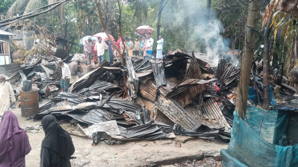 বাউফলে অগ্নিকান্ডে তিন বসতঘর পুড়ে ছাই, ক্ষতি প্রায় ২০ লাখ টাকা