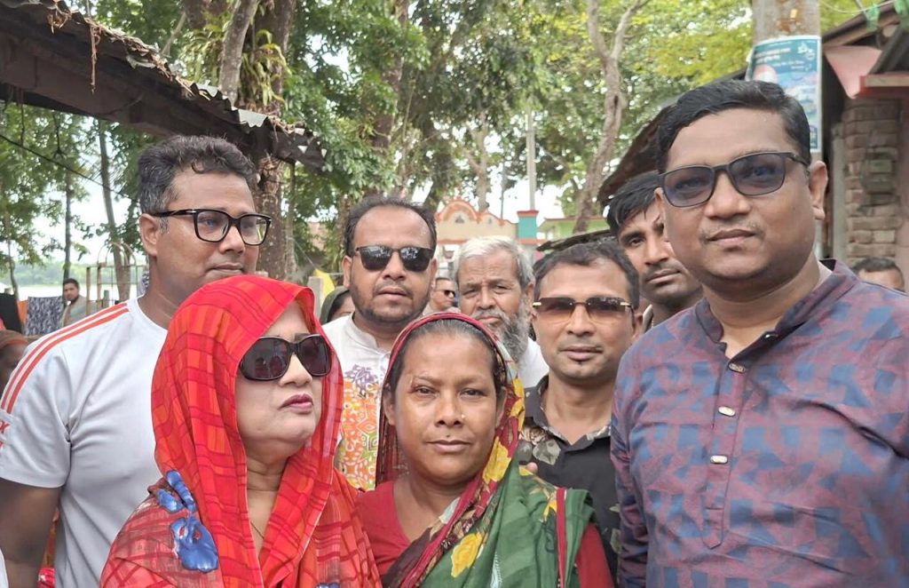 ঝালকাঠিতে অগ্নিকান্ডে ক্ষতিগ্রস্থ পরিবারগুলোতে আর্থিক সহায়তা প্রদান করেলন এমপি