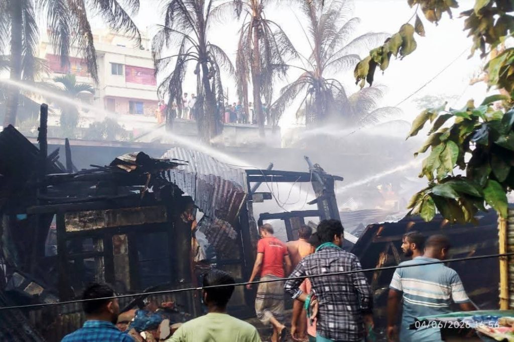 ঝালকা‌ঠি‌তে আগু‌নে ক্ষ‌তিগ্রস্থ‌দের পা‌শে জেলা প্রশাসন