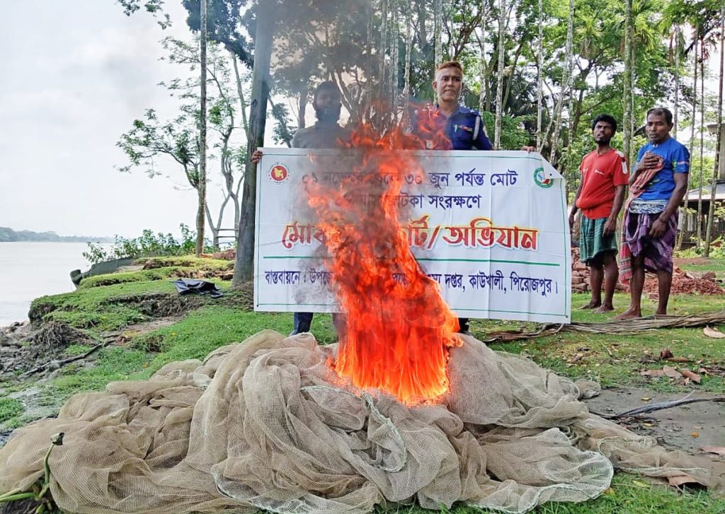 কাউখালীতে অভিযান চালিয়ে বিপুল পরিমাণ অবৈধ চরঘেরা ও বাধা জাল জব্দ কাউখালীতে অভিযান চালিয়ে বিপুল পরিমাণ অবৈধ চরঘেরা ও বাধা জাল জব্দ