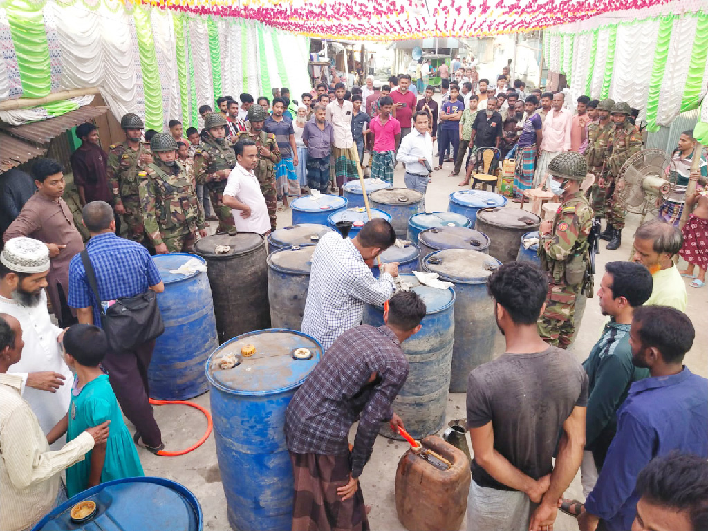 নেছারাবাদে অবৈধ তেল মজুত: ৩ হাজার কেজি ডিজেল-কেরোসিন জব্দ, ব্যবসায়ীকে জরিমানা নেছারাবাদে অবৈধ তেল মজুত: ৩ হাজার কেজি ডিজেল-কেরোসিন জব্দ, ব্যবসায়ীকে জরিমানা