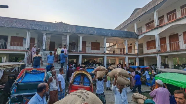 বাউফলে জেলেদের চাল আত্মসাৎ, সংবাদ প্রকাশ না করার অনুরোধ