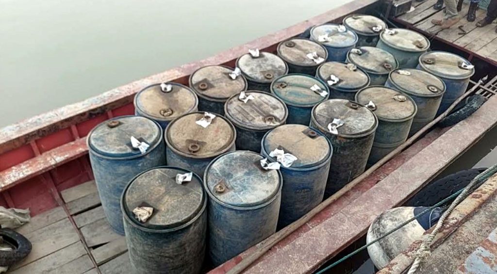 ভোলায় পাচারকালে ২০ ব্যারেল জ্বালানি তেল জব্দ