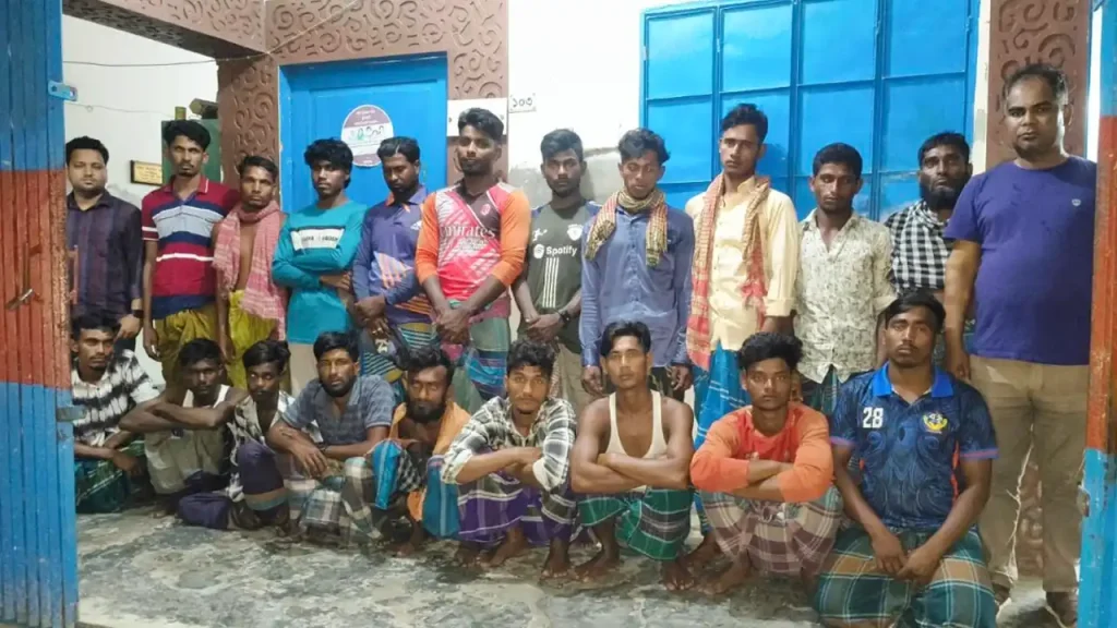 মেঘনায় জাটকা শিকারের অপরাধে ১৯ জেলে আটক