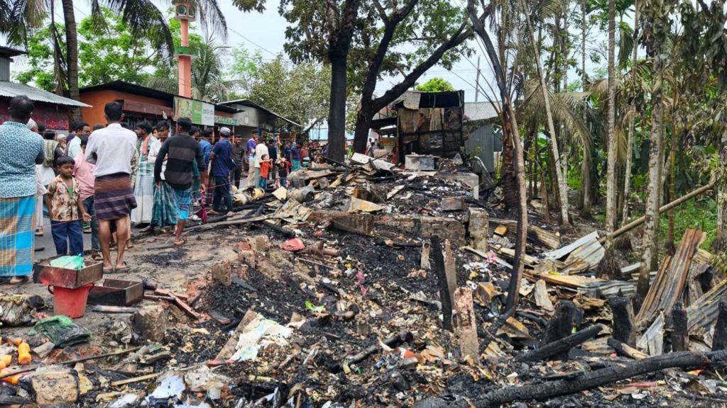 পিরোজপুরে ভয়াবহ আগুনে ৬ দোকানির স্বপ্ন পুড়ে ছাই