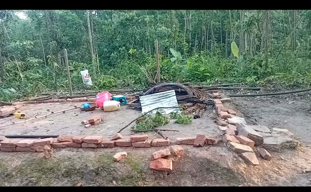 উজিরপুরে জমি বিরোধে বসতঘর ভা*ঙ*চুর ও লু’ট’পাট !