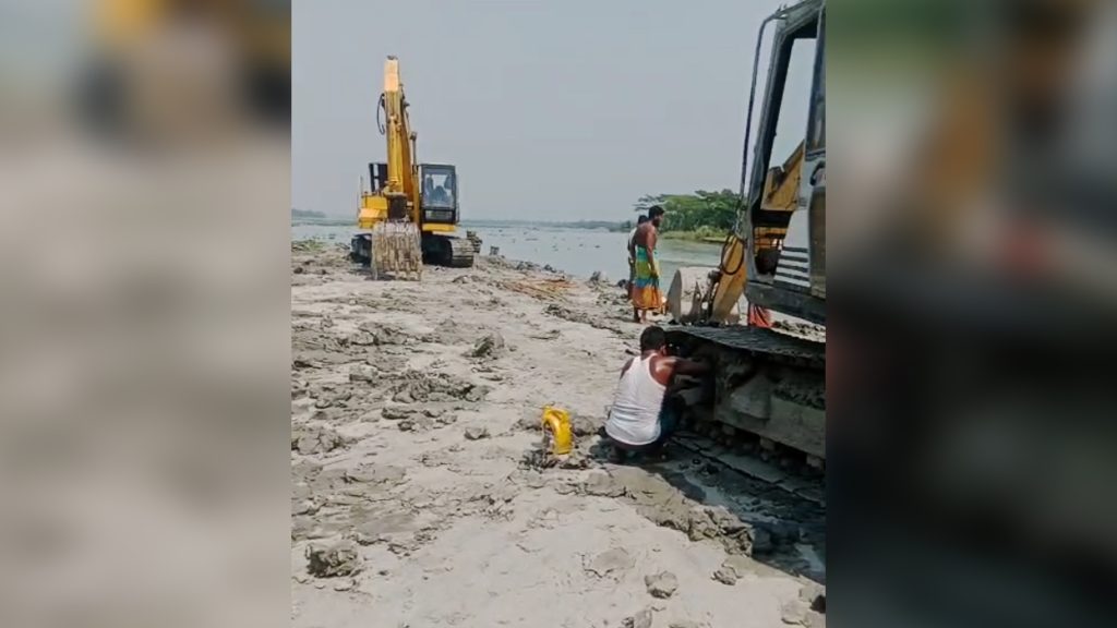 আড়িয়াল খাঁর পাড়ের ফসলি জমির মাটি কেটে বিক্রি, একজনকে জেল-জরিমানা
