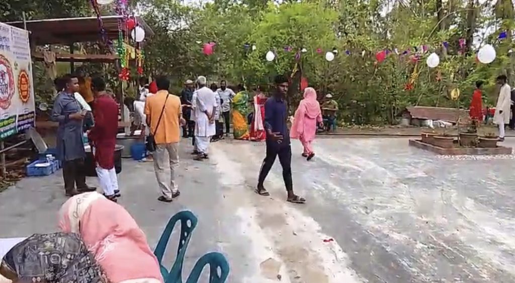 বরিশালে ঐক্যের বন্ধনে ব্যতিক্রমী আয়োজনে গুঠিয়ায় ভেদাভেদহীন বর্ষবরণ উৎসব। বরিশালে ঐক্যের বন্ধনে ব্যতিক্রমী আয়োজনে গুঠিয়ায় ভেদাভেদহীন বর্ষবরণ উৎসব।