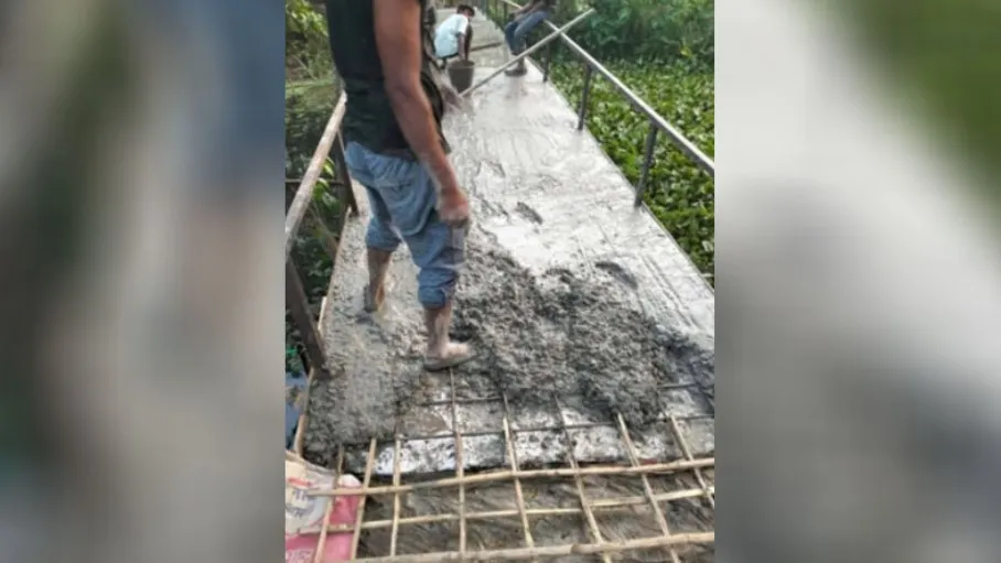 আগৈলঝাড়ায় রডের বদলে বাঁশের কঞ্চি দিয়ে ব্রিজের ঢালাই