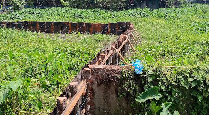 ঝালকাঠিতে জলাশয় ভরাট করে ট্রাকস্ট্যান্ড নির্মাণের অভিযোগ