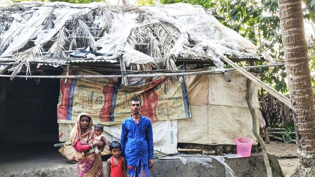 জরাজীর্ণ ঝুপড়িতে আতঙ্কে দিন কাটে নির্মলের
