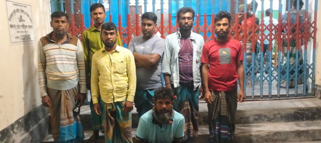 গভীর রাতের অভিযানে মেঘনায় ১৩ জেলে আটক, জরিমানা