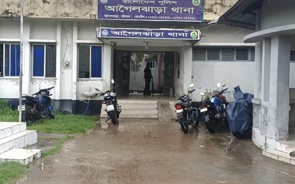 আগৈলঝাড়ায় ব্যবসায়ীকে মারধরকরে টাকা ছিনতাই