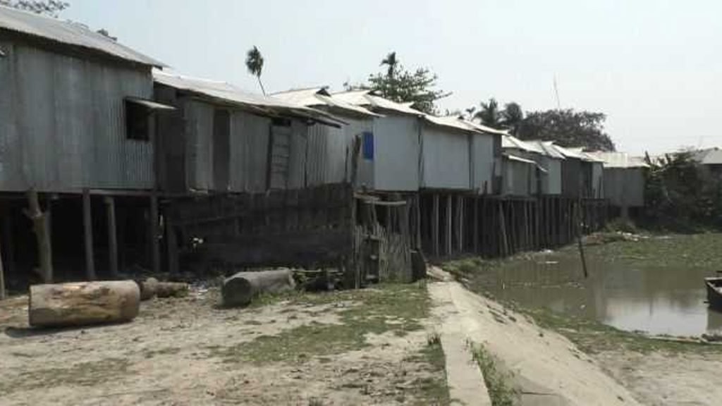 পাথরঘাটায় পাউবোর কয়েক কোটি টাকার জমি বেদখলের অভিযোগ কার্য সহকারীর বিরুদ্ধে